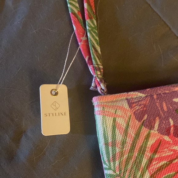 Women’s nwt floral wristlet - Picture 2 of 4